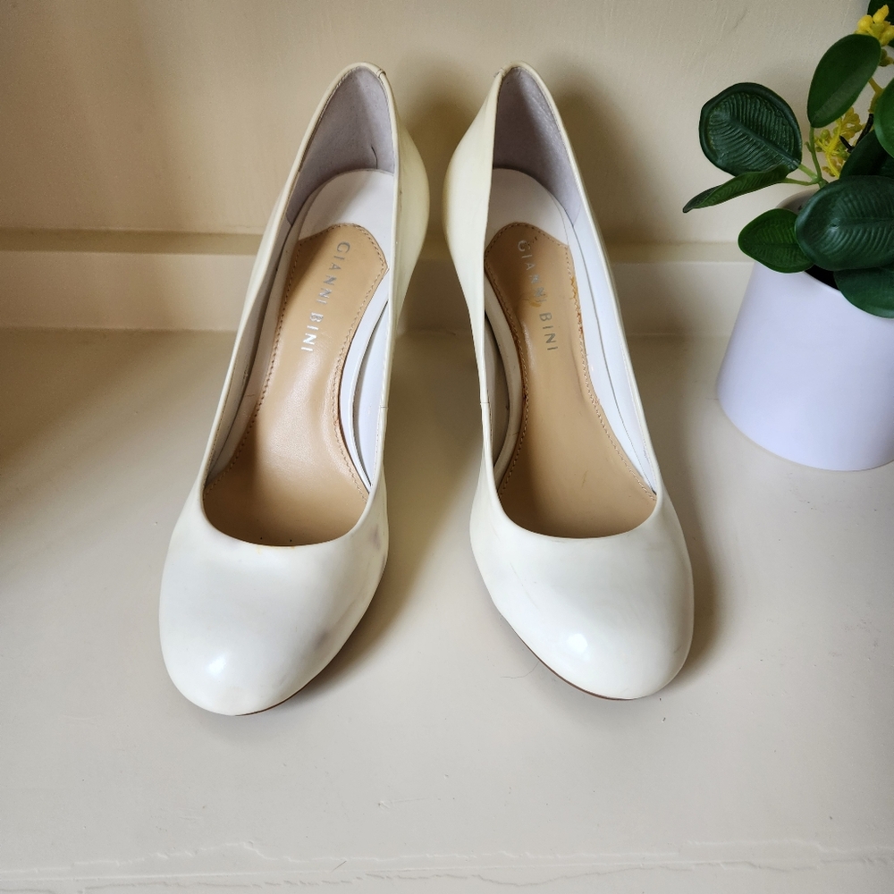 Gianni Bini Women's White Size 7.5 Pumps **Free w/ $8 Bundle!**